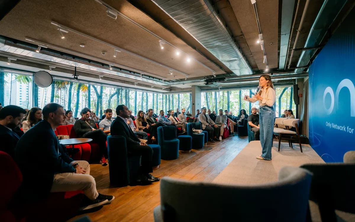 Palestra no salão do AYA, com plateia e janelas para o jardim